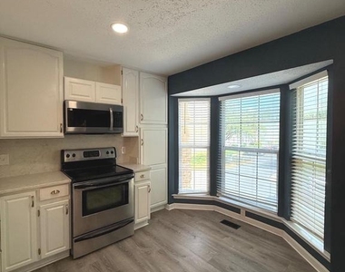 110 Lakeview Court - Photo Thumbnail 12