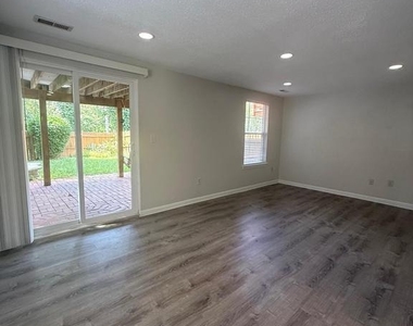 110 Lakeview Court - Photo Thumbnail 3