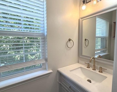 110 Lakeview Court - Photo Thumbnail 14