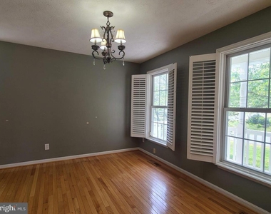 10 Lockwood Drive - Photo Thumbnail 3