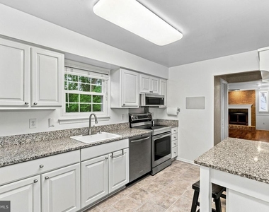 10163 Yorktown Way - Photo Thumbnail 12