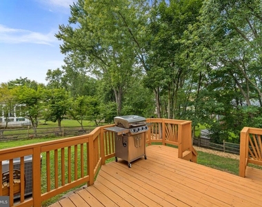 10163 Yorktown Way - Photo Thumbnail 3