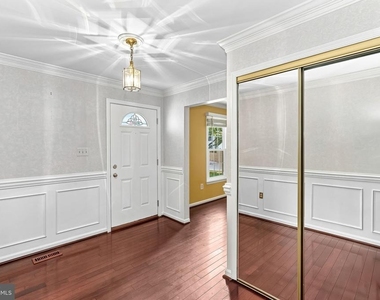 10163 Yorktown Way - Photo Thumbnail 14