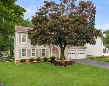 10163 Yorktown Way - Photo Thumbnail 2