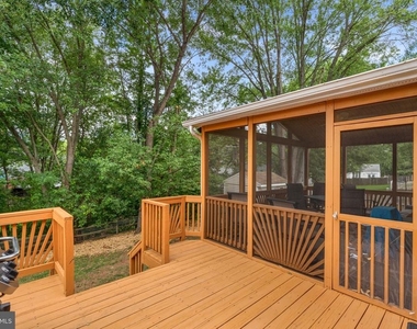 10163 Yorktown Way - Photo Thumbnail 4