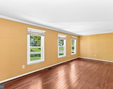 10163 Yorktown Way - Photo Thumbnail 15