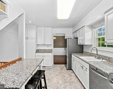 10163 Yorktown Way - Photo Thumbnail 11