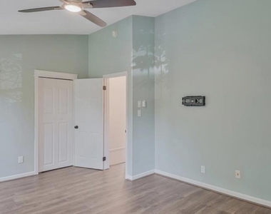 8501 Enochs Drive - Photo Thumbnail 9