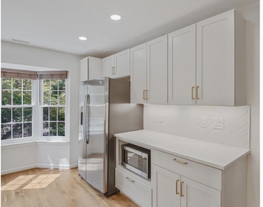 8501 Enochs Drive - Photo Thumbnail 4