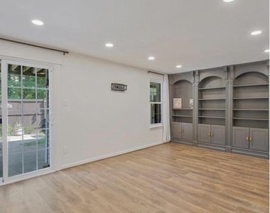 8501 Enochs Drive - Photo Thumbnail 11