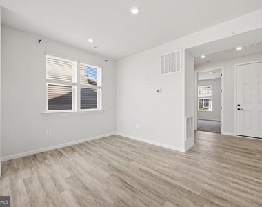 102 Curtain Fall Drive - Photo Thumbnail 12