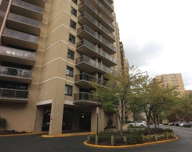 307 Yoakum Parkway - Photo Thumbnail 2