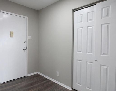 307 Yoakum Parkway - Photo Thumbnail 6