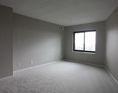 307 Yoakum Parkway - Photo Thumbnail 16