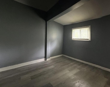 1110 Morton Avenue - Photo Thumbnail 9