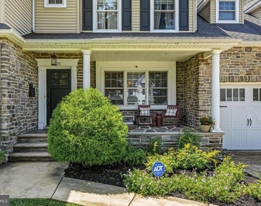 331 Ardmore Avenue - Photo Thumbnail 2