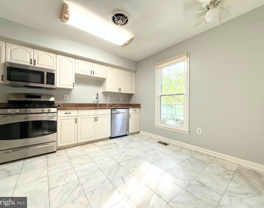 11045 Candlelight Lane - Photo Thumbnail 5