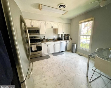 11045 Candlelight Lane - Photo Thumbnail 3