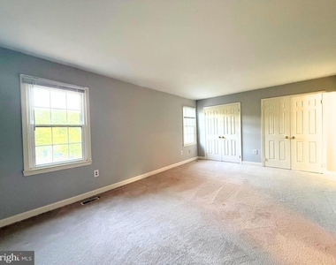 11045 Candlelight Lane - Photo Thumbnail 9
