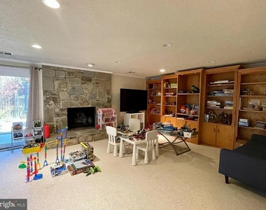 11045 Candlelight Lane - Photo Thumbnail 6