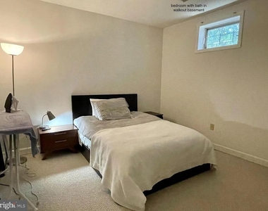 11045 Candlelight Lane - Photo Thumbnail 8