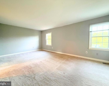 11045 Candlelight Lane - Photo Thumbnail 10