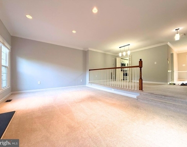 11045 Candlelight Lane - Photo Thumbnail 7