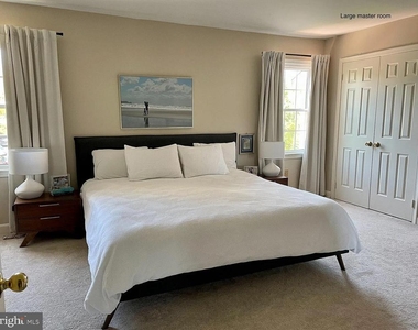 11045 Candlelight Lane - Photo Thumbnail 7