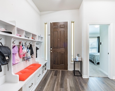 402 Pulitzer Dr - Photo Thumbnail 7