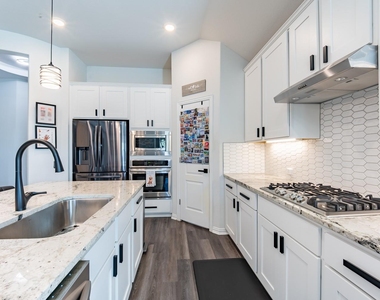 402 Pulitzer Dr - Photo Thumbnail 10