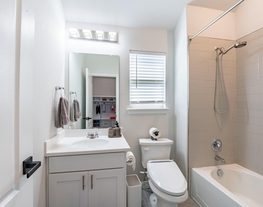 402 Pulitzer Dr - Photo Thumbnail 20