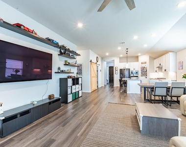 402 Pulitzer Dr - Photo Thumbnail 5