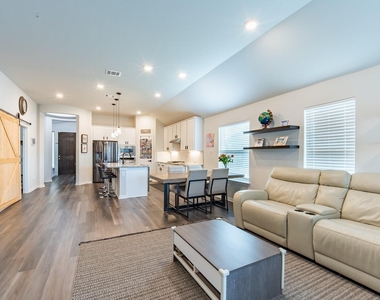 402 Pulitzer Dr - Photo Thumbnail 3