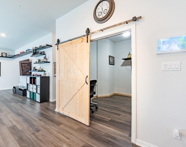 402 Pulitzer Dr - Photo Thumbnail 11