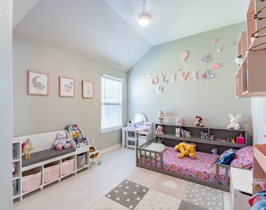 402 Pulitzer Dr - Photo Thumbnail 23