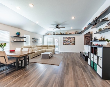 402 Pulitzer Dr - Photo Thumbnail 4