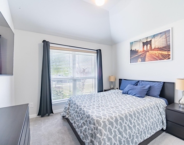 402 Pulitzer Dr - Photo Thumbnail 19