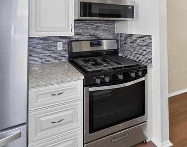 5449 Mystic Court E - Photo Thumbnail 13