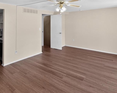 5449 Mystic Court E - Photo Thumbnail 17