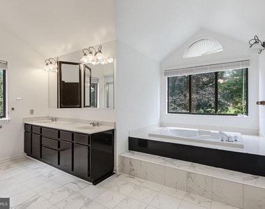 6103 Triangle Drive - Photo Thumbnail 21