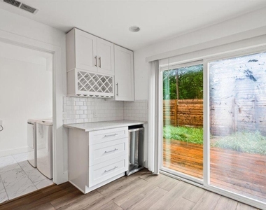 6401 Chimney Creek Cir - Photo Thumbnail 7