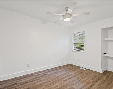 6401 Chimney Creek Cir - Photo Thumbnail 13