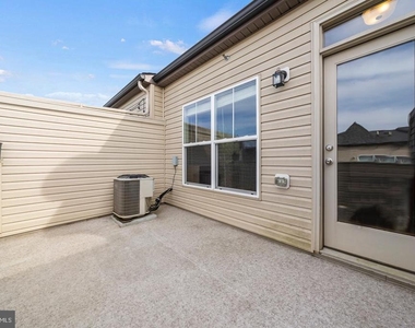 1445 Trafalgar Lane - Photo Thumbnail 18