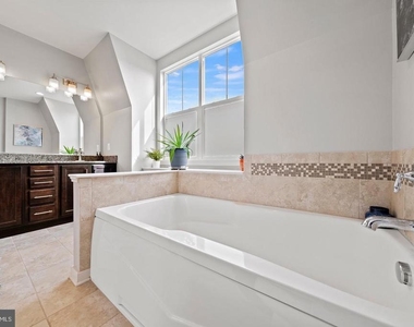 1445 Trafalgar Lane - Photo Thumbnail 17