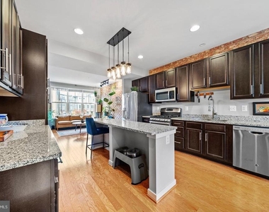 1445 Trafalgar Lane - Photo Thumbnail 3