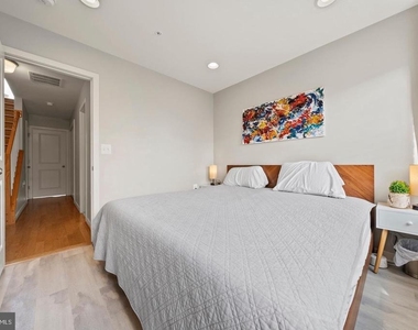 1445 Trafalgar Lane - Photo Thumbnail 10