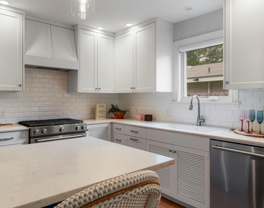 1215 Payne Ave - Photo Thumbnail 5