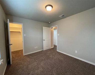 806 Hollyhock Dr - Photo Thumbnail 9