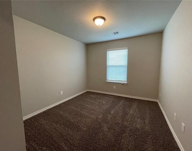 806 Hollyhock Dr - Photo Thumbnail 12