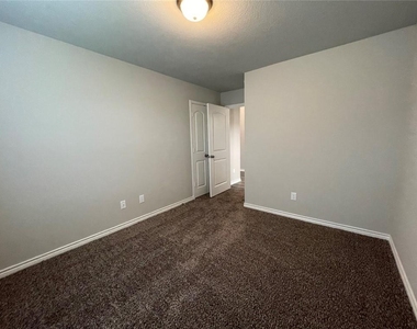806 Hollyhock Dr - Photo Thumbnail 13